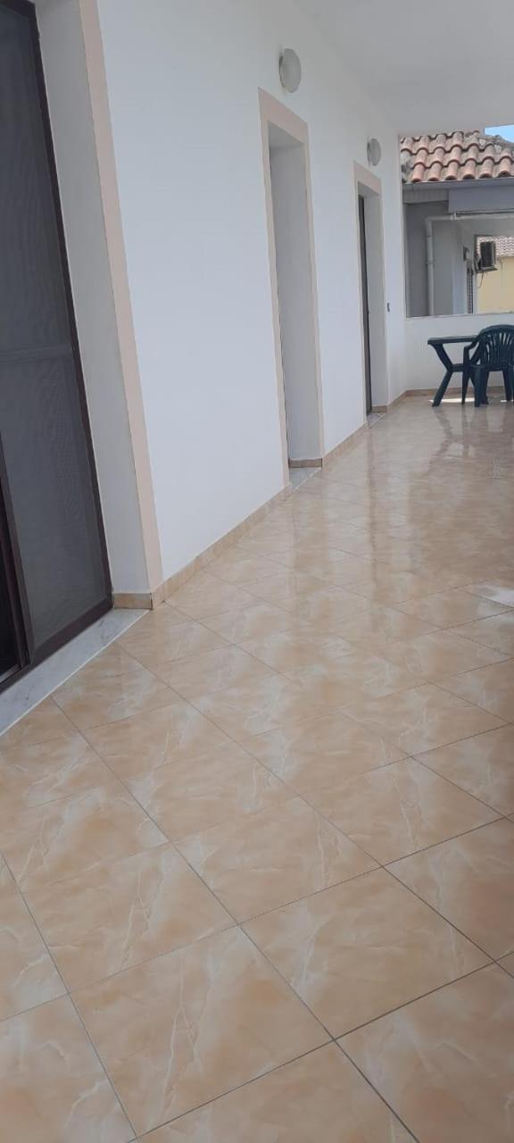 Casa Intera La Paghi Come Una Camera The Home With The Price Of A Room Драч Екстериор снимка